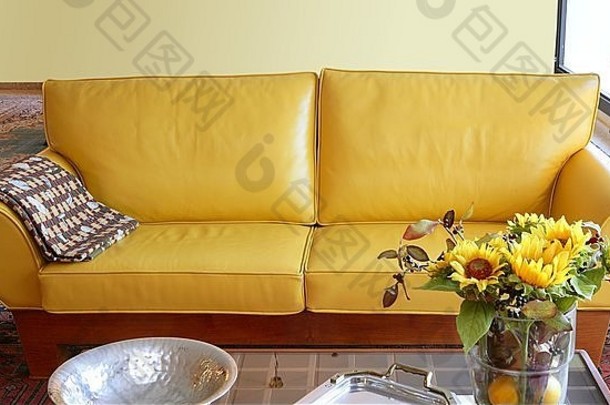 黄色真皮沙发内饰向日葵花束
