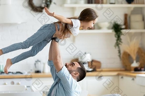特写镜头：女儿展翅飞翔，伸出双手，关爱父亲。