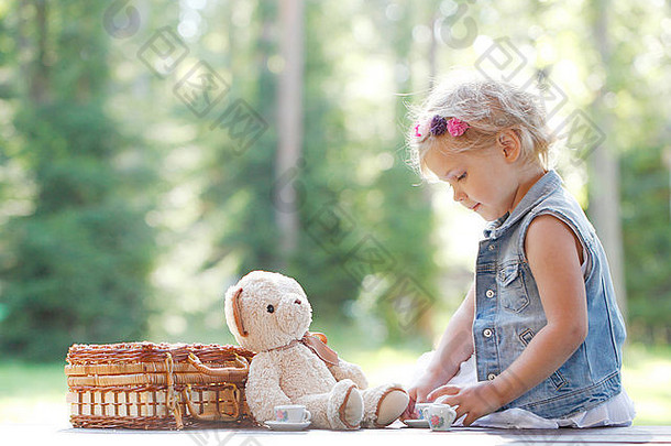 和泰迪熊玩的小女孩