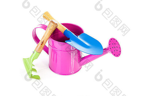 白色背景上的彩色园艺工具；洒水罐、铲子和耙子