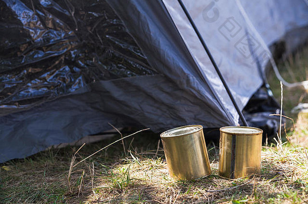 罐头牛肉站森林地面蓝色的帐篷阳光明媚的一天特写镜头户外照片基本徒步旅行食物成分