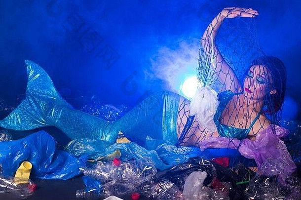伤心童话美人鱼被污染<strong>的</strong>海洋塑料垃圾垃圾水环境问题塑料袋瓶污染珊瑚礁