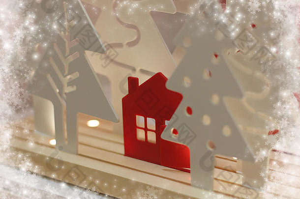 圣诞装饰。红色的家在白色的树之间。圣诞老人之家