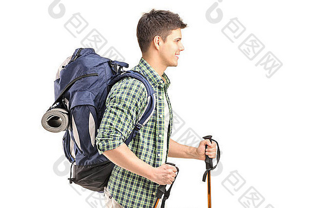 带背包和登山杖的徒步旅行者