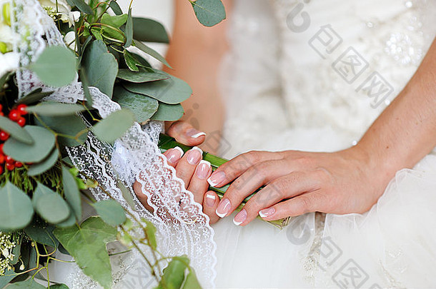 手持白花婚礼花束的新娘