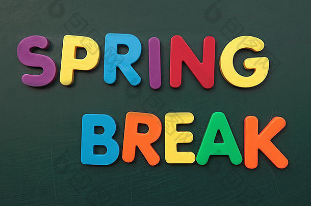 黑板上有几个醒目的彩色<strong>字母</strong>组成了“春假”一词。