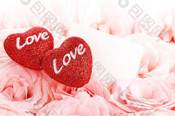 以粉红玫瑰为背景的红色心形空白礼品卡，爱情和情人节假期的概念图