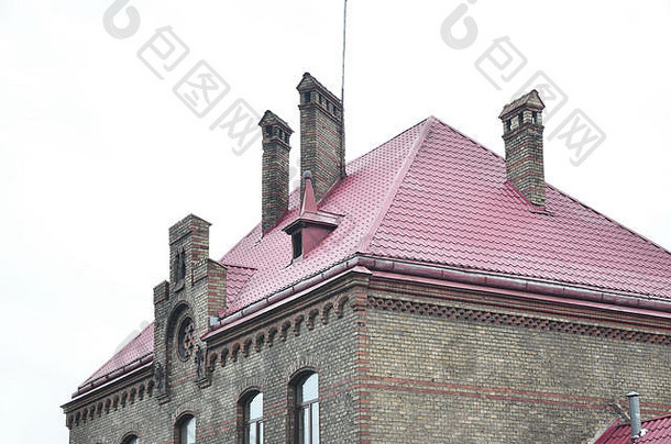 乌克兰利沃夫修复的旧多层建筑的金属屋顶碎片