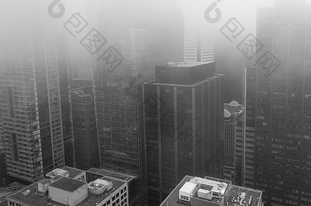 加拿大安大略省多伦多市雾中的摩天大楼