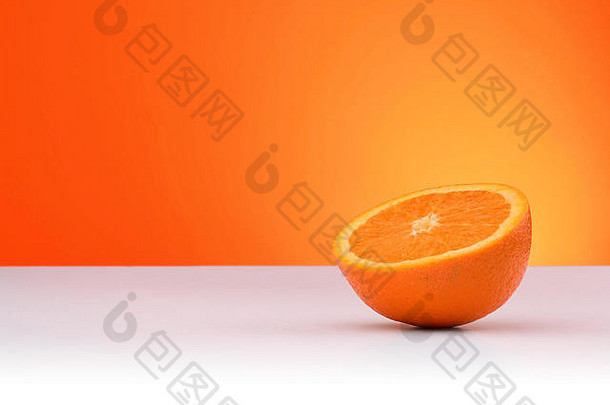 在橙色和白色背景上隔离的一块橙色，带有文本空间