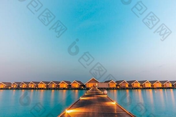 马尔代夫岛海滩日落景观，水上别墅度假村。美丽的天空和云彩。