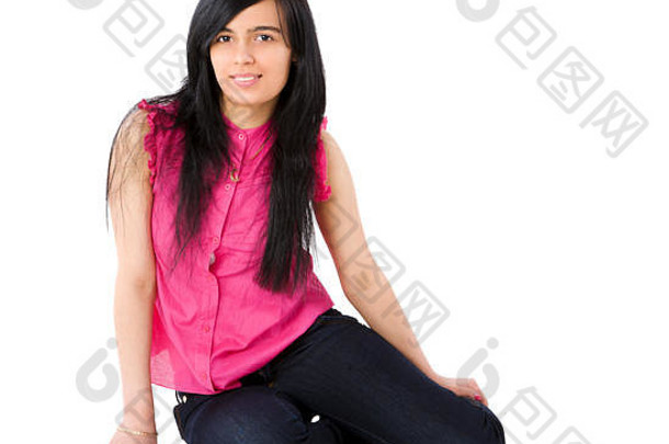 肖像年轻的女人坐着地板上孤立的白色