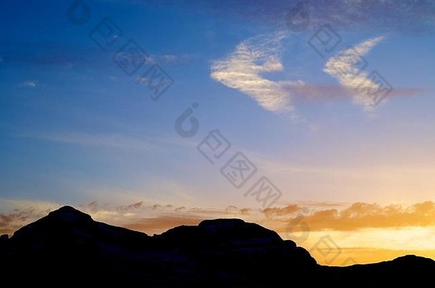 西班牙阿拉贡、比利牛斯、<strong>惠</strong>斯卡、奥德萨五颜六色的黎明天空。
