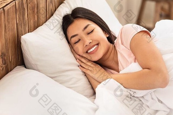 中国人女孩睡觉舒适的床上卧室室内