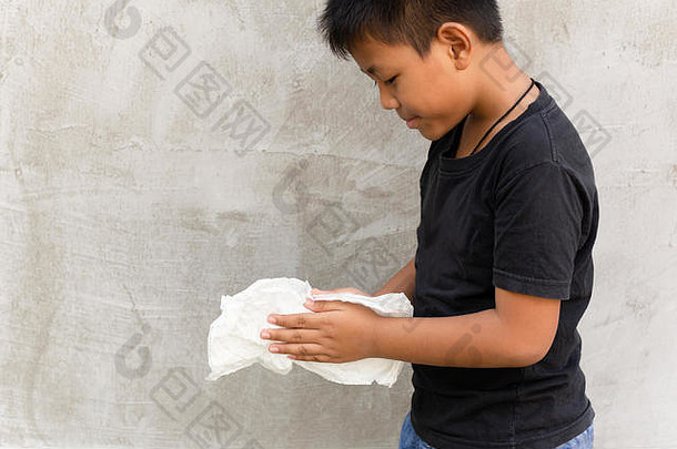 亚洲男孩清洁手湿组织