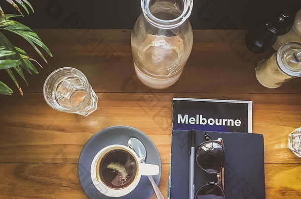 在澳大利亚墨尔本，咖啡、水和旅游书籍的平面布局