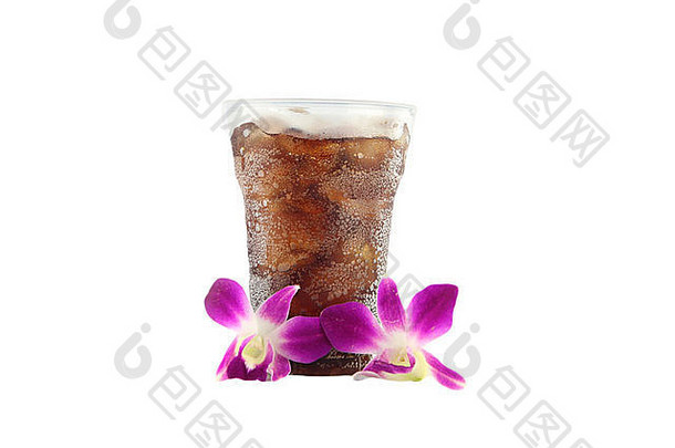 白底玻璃中的可乐和紫色兰花。