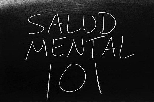 黑板上用粉笔写的单词是Salud Mental 101