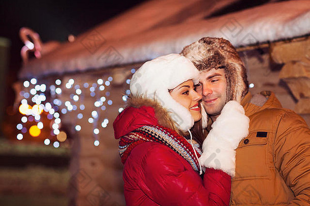 年轻幸福的情侣在户外的<strong>圣诞</strong>夜灯火下相爱