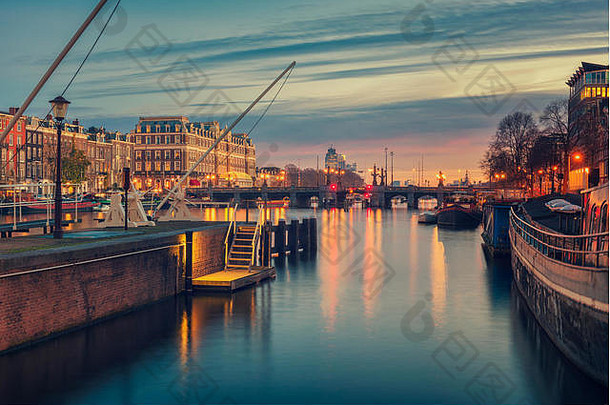 荷兰阿姆斯特丹的阿姆斯特丹河及其周围环境