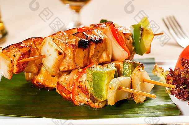 泰国风格的棕榈叶新鲜<strong>鸡肉和蔬菜</strong>串
