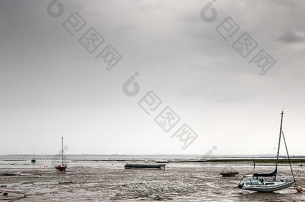 风景图片，在英国海边韦斯特克利夫埃塞克斯海岸线的泥泞海滩上观看