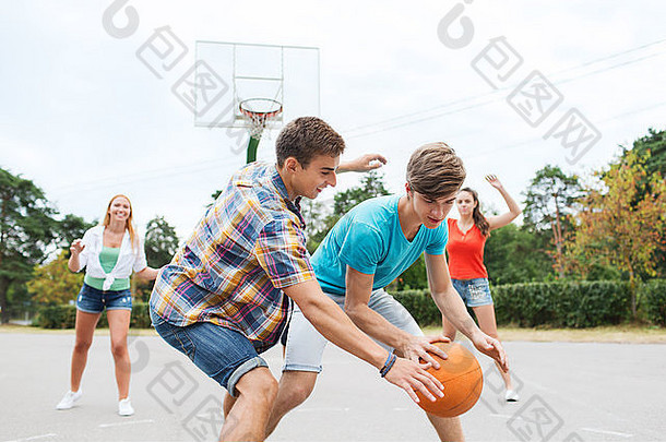 集团快乐青少年玩篮球