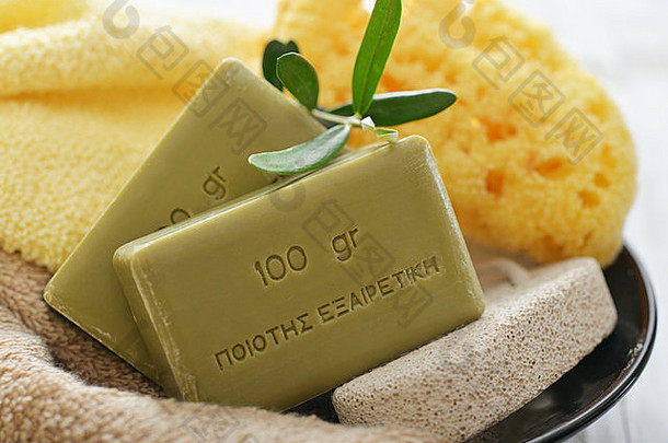 希腊橄榄肥皂浴毛巾浴海绵碗特写镜头