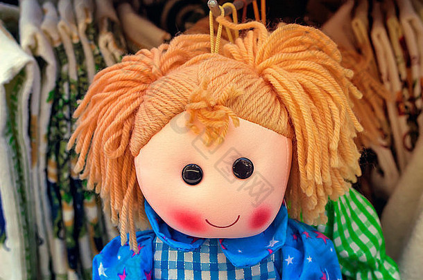 店面上陈列着漂亮的玩具：最初设计的这种材料的娃娃，以及许多其他有趣的纪念品