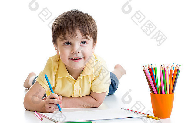 幼儿园里可爱的小男孩用<strong>铅笔</strong>画画