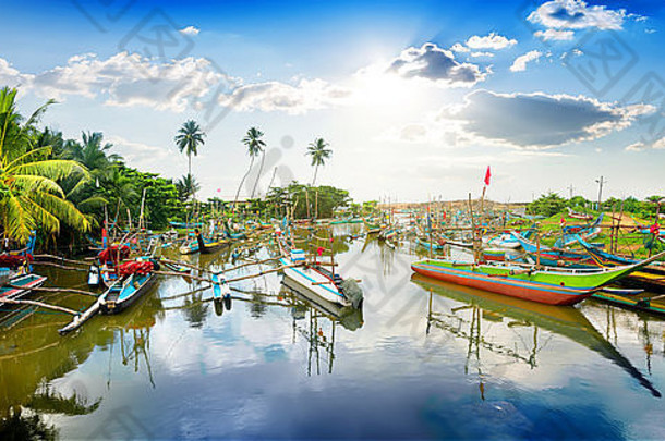 斯里兰卡热带海湾的彩船