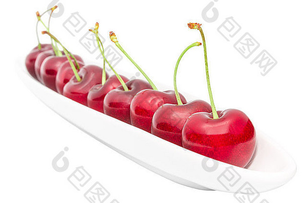 开胃成熟樱桃浆果排在长橄榄盘上，白色隔离