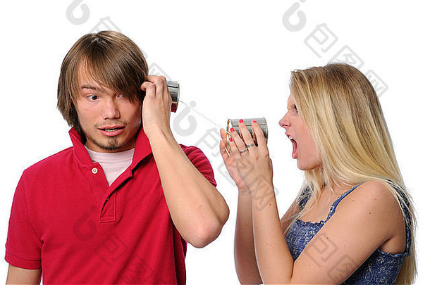 一对年轻夫妇在争吵中使用铁罐电话