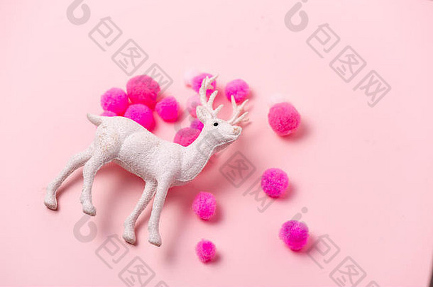 白色驯鹿玩具小球羊毛柔和的粉红色的背景圣诞节一年最小的概念