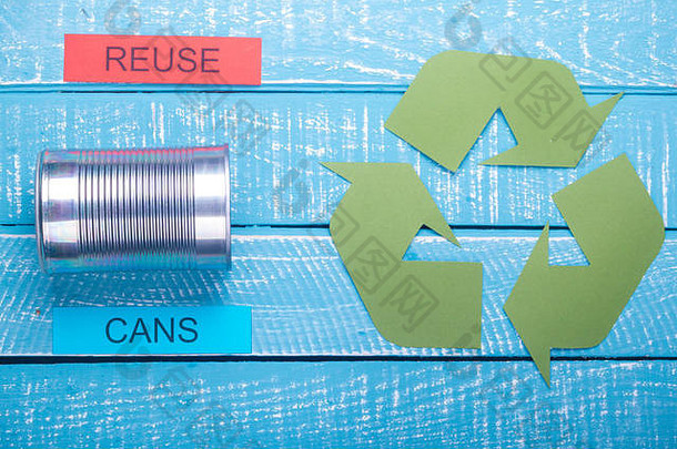 回收概念显示罐绿色回收标志重用蓝色的饱经风霜的背景