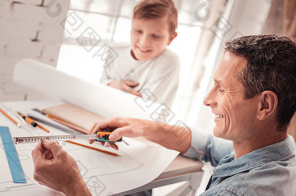 金发碧眼的儿子在听他父亲的几何课