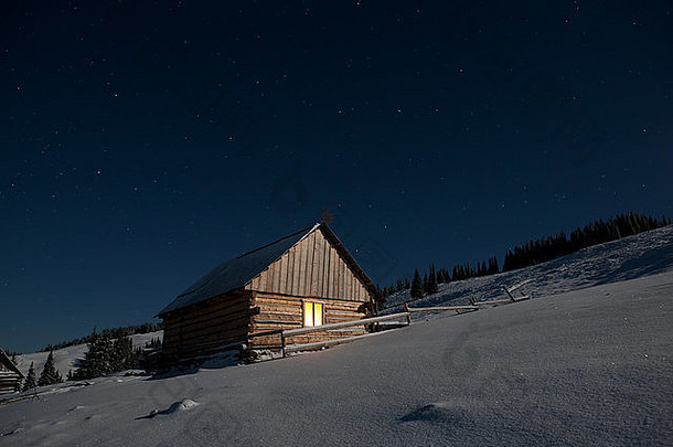冬天的<strong>夜晚</strong>，在阿尔卑斯山牧场上的牧羊人。喀尔巴阡山脉，乌克兰。