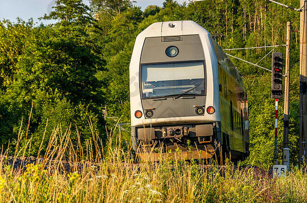 通过捷克乡村的电力机车。穿过绿色山谷的火车。捷克共和国的铁路运输。晴朗的天气