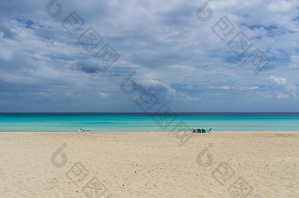 马洛卡，完美的蓝色海滩天堂，帆布椅