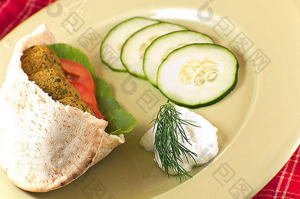 新鲜健康的沙拉三明治，配tzatziki、黄瓜、西红柿和小莴苣