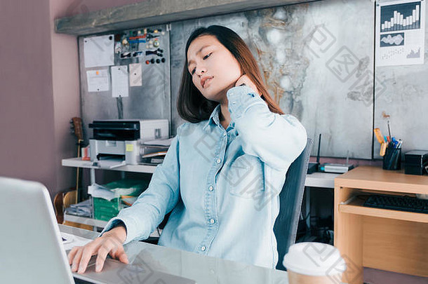 一位亚洲<strong>创意设计</strong>师，一位女士因长时间在<strong>办公室</strong>桌上的笔记本电脑前辛勤工作而颈部疼痛，<strong>办公室</strong>综合症概念。
