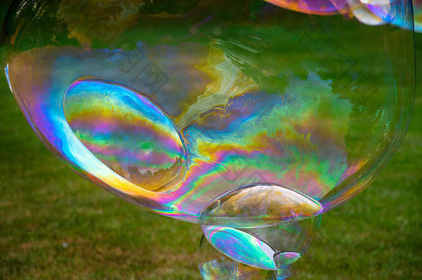 彩虹色巨型肥皂泡，生日派对乐趣无穷