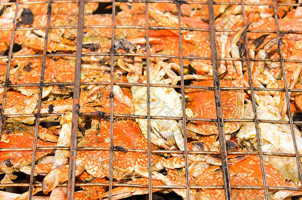 在燃烧的烤架上烤螃蟹。
