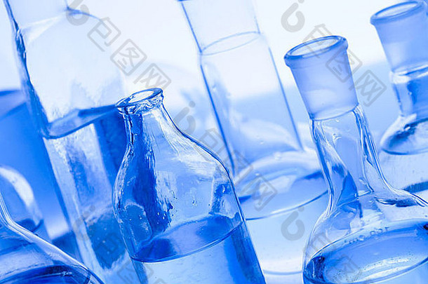 蓝色风景中的实验室玻璃