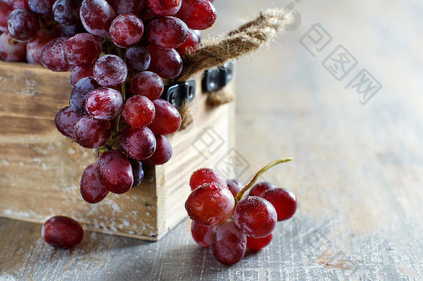 木箱里的葡萄在一张旧木桌上