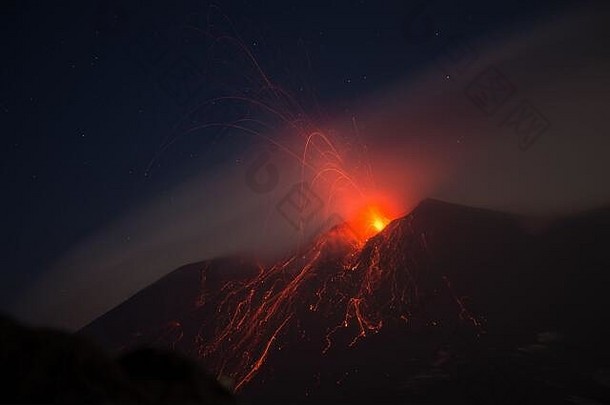 埃特纳火山喷发与熔岩流-西西里历险记