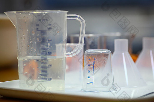 化学实验室中一些塑料容器的彩像