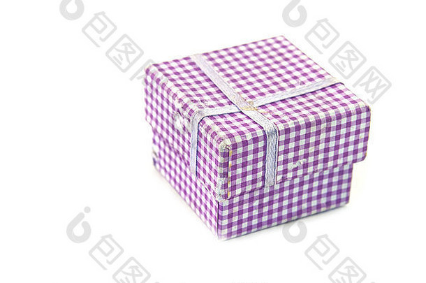 紫色礼品盒，白色背景上有单独的蝴蝶结