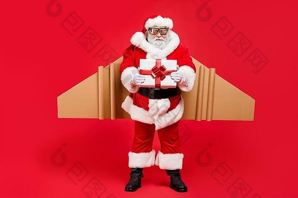 圣诞夜，戴着帽子的圣诞老人给孩子们送上工艺包，穿上红色隔离的皮带靴和裤子