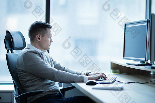 软件开发人员在office项目的桌面上工作